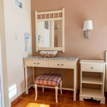 Lorraine's Style Studios, Shared Swimming Pool And Bbq Only For Guests At Simotata Village Apartament Lourdata (Kefalonia)
