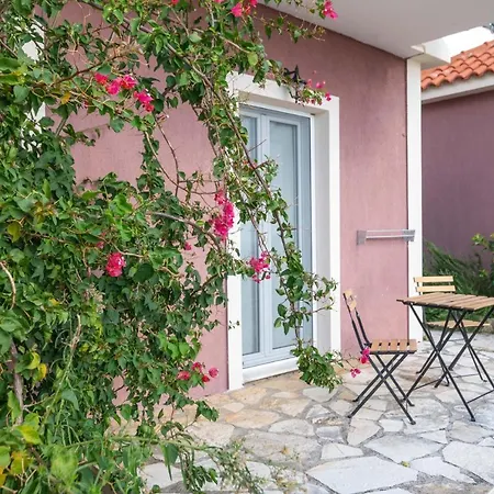Lorraine's Style Studios, Shared Swimming Pool And Bbq Only For Guests At Simotata Village Apartament Lourdata (Kefalonia)