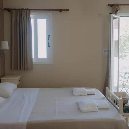 Lorraine's Style Studios, Shared Swimming Pool And Bbq Only For Guests At Simotata Village Apartament Lourdata (Kefalonia)