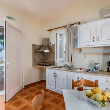 Lorraine's Style Studios, Shared Swimming Pool And Bbq Only For Guests At Simotata Village Apartament *