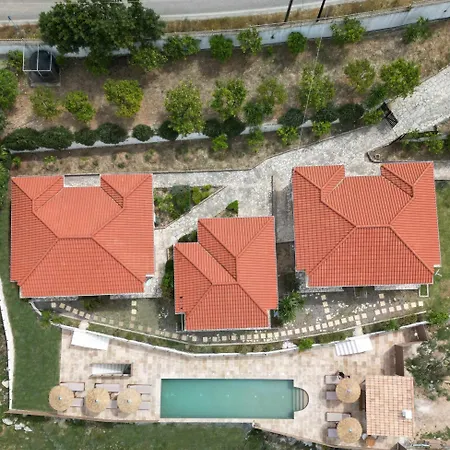 Lorraine's Style Studios, Shared Swimming Pool And Bbq Only For Guests At Simotata Village Apartament Lourdata (Kefalonia)