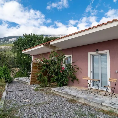 Lorraine's Style Studios, Shared Swimming Pool And Bbq Only For Guests At Simotata Village Apartment