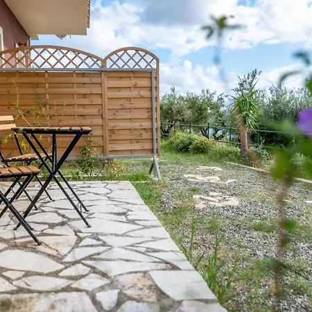 Lorraine's Style Studios, Shared Swimming Pool And Bbq Only For Guests At Simotata Village דירה