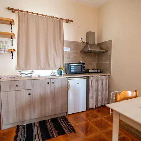 Lorraine's Style Studios, Shared Swimming Pool And Bbq Only For Guests At Simotata Village Apartment *