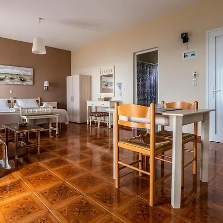 Lorraine's Style Studios, Shared Swimming Pool And Bbq Only For Guests At Simotata Village *