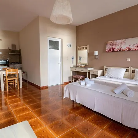 Lorraine's Style Studios, Shared Swimming Pool And Bbq Only For Guests At Simotata Village *