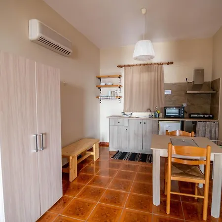 דירה Lorraine's Style Studios, Shared Swimming Pool And Bbq Only For Guests At Simotata Village לואורדטה