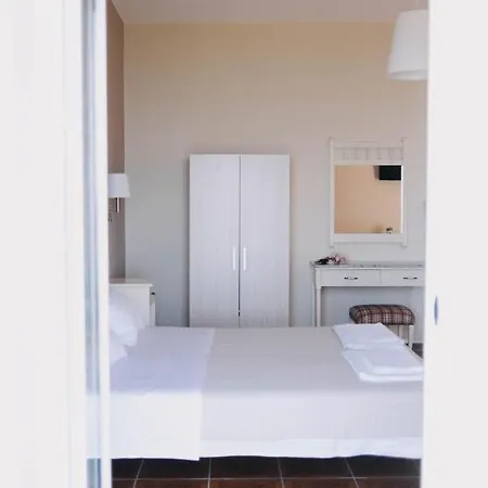 Lorraine's Style Studios, Shared Swimming Pool And Bbq Only For Guests At Simotata Village דירה לואורדטה