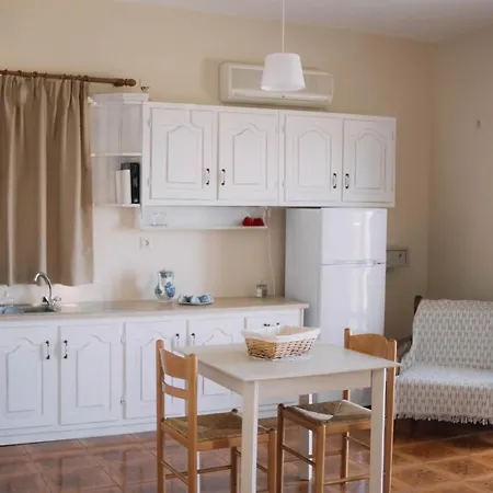 Lorraine's Style Studios, Shared Swimming Pool And Bbq Only For Guests At Simotata Village *