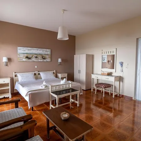 Lorraine's Style Studios, Shared Swimming Pool And Bbq Only For Guests At Simotata Village *