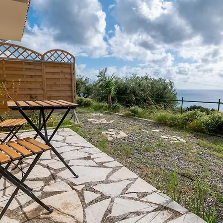 Lorraine's Style Studios, Shared Swimming Pool And Bbq Only For Guests At Simotata Village