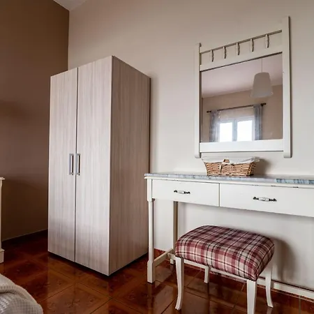 Lorraine's Style Studios, Shared Swimming Pool And Bbq Only For Guests At Simotata Village דירה *