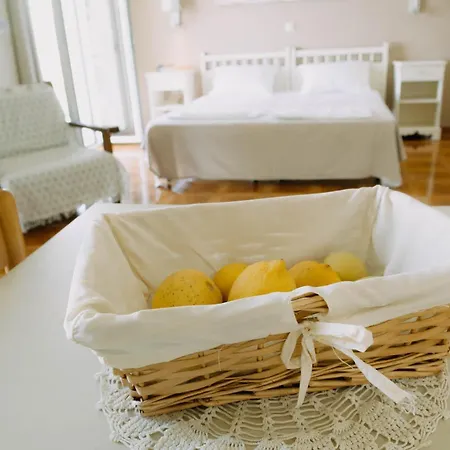 Lorraine's Style Studios, Shared Swimming Pool And Bbq Only For Guests At Simotata Village דירה *