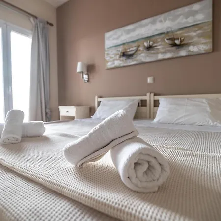 Lorraine's Style Studios, Shared Swimming Pool And Bbq Only For Guests At Simotata Village Apartment