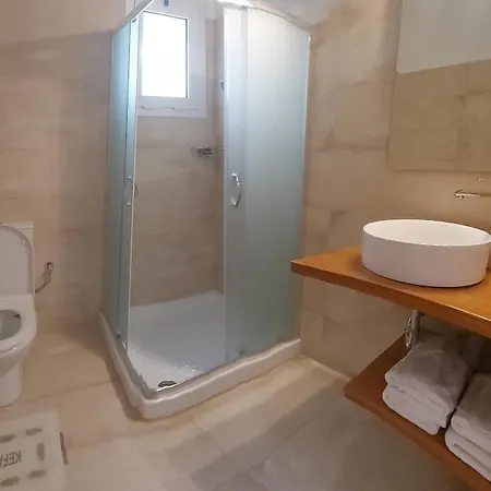 Lorraine's Style Studios, Shared Swimming Pool And Bbq Only For Guests At Simotata Village דירה